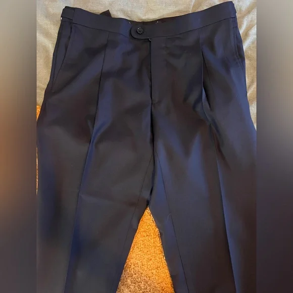 Navy Double-Breasted Men's suit 36S to 38S includes pocket square and shirt - Picture 6 of 16